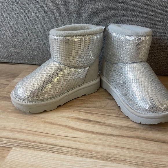 UGG Kids' Classic Mini Sequin Silver Boot toddler 10C - Picture 2 of 3
